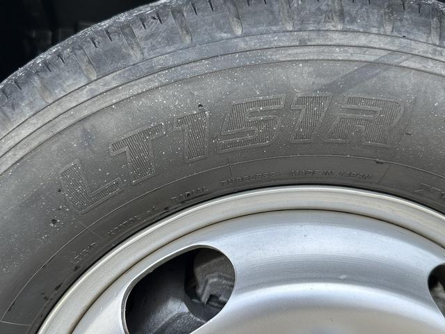 エルフトラック 　２ｔ全低床　平ボディ　坂道発進補助装置　荷台床塗装済　外装仕上済　下回り防錆処理済　ＰＳ　ＰＷ　ＡＢＳ　ＡＳＲ　ＥＴＣ　荷台内寸Ｌ３，１１０　Ｗ１，６００（22枚目）