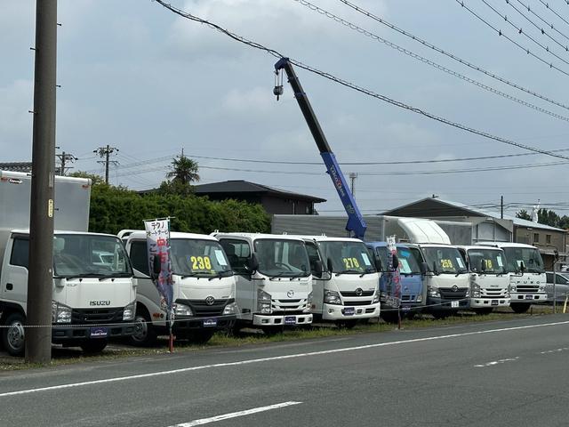 エルフトラック 　２ｔ全低床　平ボディ　坂道発進補助装置　荷台床塗装済　外装仕上済　下回り防錆処理済　ＰＳ　ＰＷ　ＡＢＳ　ＡＳＲ　ＥＴＣ　荷台内寸Ｌ３，１１０　Ｗ１，６００（76枚目）