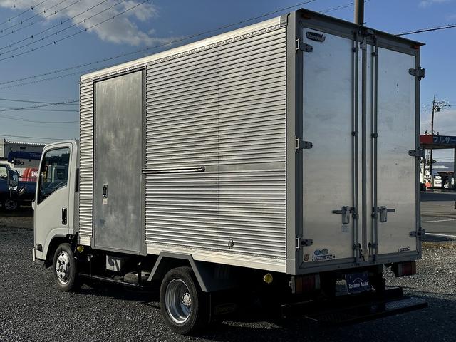 エルフトラック 全低床／アルミバン　１．９ｔ積載／標準セミロング／ＡＢＳ／ＡＳＲ／サイドドア付／バックカメラ／フォグランプ／サイドマーカー／アイドリングストップ／左電動格納ミラー（9枚目）