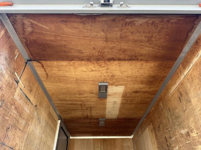 エルフトラック 全低床／アルミバン　１．９ｔ積載／標準セミロング／ＡＢＳ／ＡＳＲ／サイドドア付／バックカメラ／フォグランプ／サイドマーカー／アイドリングストップ／左電動格納ミラー（17枚目）