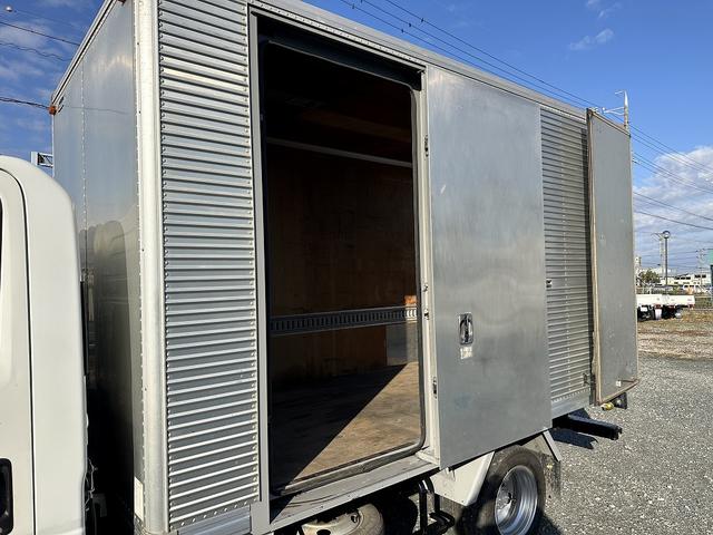 エルフトラック 全低床／アルミバン　１．９ｔ積載／標準セミロング／ＡＢＳ／ＡＳＲ／サイドドア付／バックカメラ／フォグランプ／サイドマーカー／アイドリングストップ／左電動格納ミラー（18枚目）