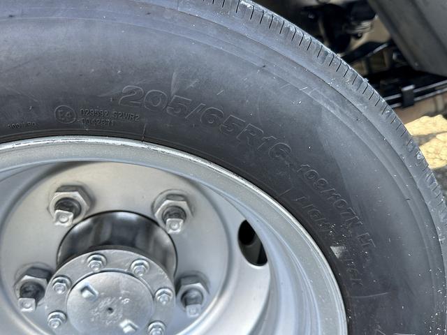 エルフトラック 全低床／アルミバン　１．９ｔ積載／標準セミロング／ＡＢＳ／ＡＳＲ／サイドドア付／バックカメラ／フォグランプ／サイドマーカー／アイドリングストップ／左電動格納ミラー（24枚目）