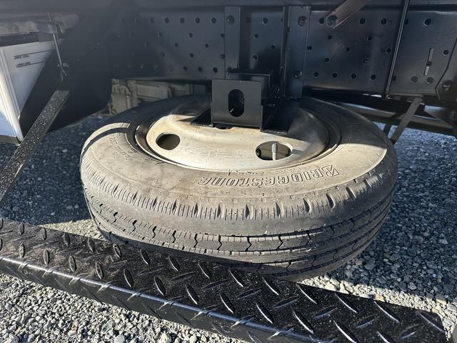 エルフトラック 全低床／アルミバン　１．９ｔ積載／標準セミロング／ＡＢＳ／ＡＳＲ／サイドドア付／バックカメラ／フォグランプ／サイドマーカー／アイドリングストップ／左電動格納ミラー（25枚目）