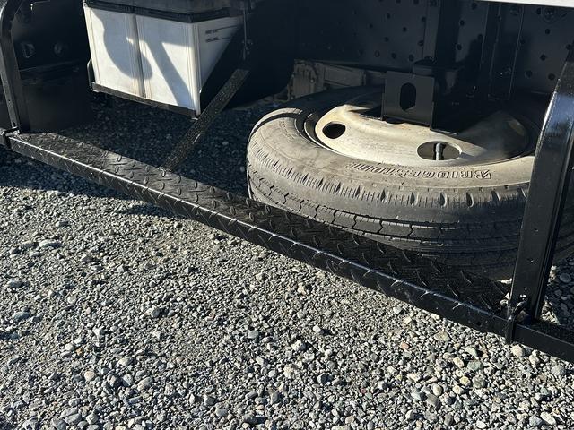 エルフトラック 全低床／アルミバン　１．９ｔ積載／標準セミロング／ＡＢＳ／ＡＳＲ／サイドドア付／バックカメラ／フォグランプ／サイドマーカー／アイドリングストップ／左電動格納ミラー（33枚目）