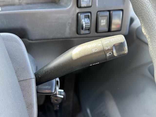 エルフトラック 全低床／アルミバン　１．９ｔ積載／標準セミロング／ＡＢＳ／ＡＳＲ／サイドドア付／バックカメラ／フォグランプ／サイドマーカー／アイドリングストップ／左電動格納ミラー（55枚目）