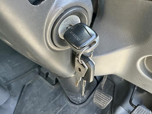 エルフトラック 全低床／アルミバン　１．９ｔ積載／標準セミロング／ＡＢＳ／ＡＳＲ／サイドドア付／バックカメラ／フォグランプ／サイドマーカー／アイドリングストップ／左電動格納ミラー（65枚目）