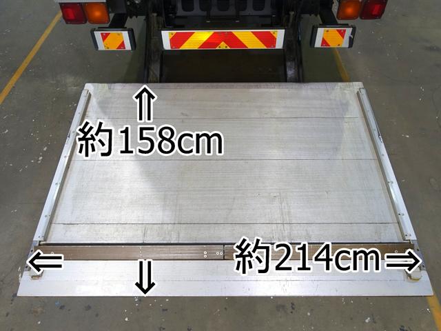 １２２番　標準キャブ　６１８０ボデー　跳上パワーゲート１ｔ　積載３．２ｔ　総重量７９９０ｋｇ　アルミバン　左電動格納ミラー　ＨＩＤライト　バックカメラ　ＥＴＣ　集中ドアロック有り　車両サイズ８４１Ｘ２３１高３２８　荷台内寸６１８Ｘ２２１高２２２(7枚目)