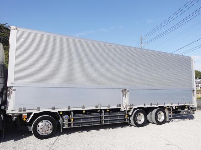 クオン ３２４番アルミホイール　蝶番ステンレス　跳上パワーゲート１ｔ　総輪エアサス　積載１２．９ｔ　大型アルミウイングアルミウィング　キーレス　左電格ミラー　左右電動角度調整ミラー　ベット　バックカメラ　車検証サイズ１１９８×２４９高３７８荷台内寸９４５×２４０高２６５（8枚目）