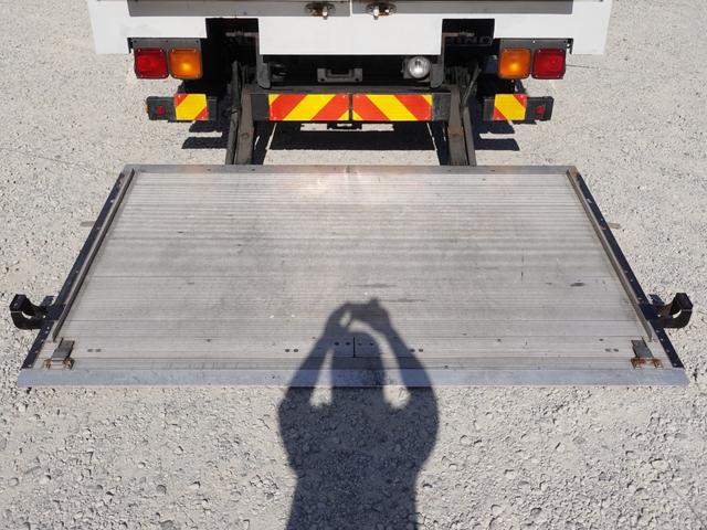 ヒノレンジャー ３６３番　後輪エアサス　積載２４５０ｋｇ　跳上パワーゲート１ｔ　ワイド　アルミウイングアルミウィング　左電動格納ミラー　集中ドアロック有り　ベット　車検証サイズ８７５×２４９高３５２　荷台内寸６２７×２４１高２４０（14枚目）