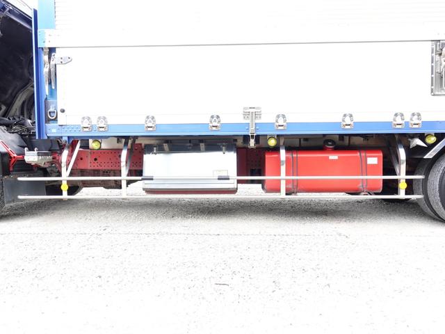 フォワード 　４３０番　跳上パワーゲート１ｔ　積載２．６ｔ　ワイド　アルミウイングアルミウィング　キーレス　左電動格納ミラー　バックカメラ　ベット　車検証サイズ８７４×２４９高３４０　荷台内寸６２４×２３９高２２８（16枚目）