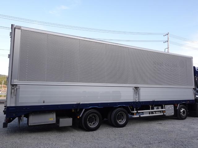 クオン ２００番　大型　アルミウイングアルミウィング　２デフ　積載１３．７ｔ　ＥＴＣ　キーレス　左電動格納ミラー　左右電動角度調整ミラー　バックカメラ　後輪エアサス　ベット　車検証サイズ１１９９×２４９高３７９　荷台内寸９６５×２４０高２６３（8枚目）