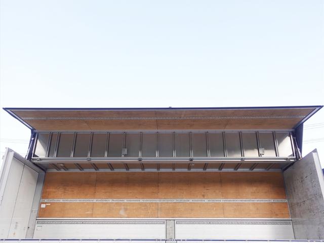 クオン ２００番　大型　アルミウイングアルミウィング　２デフ　積載１３．７ｔ　ＥＴＣ　キーレス　左電動格納ミラー　左右電動角度調整ミラー　バックカメラ　後輪エアサス　ベット　車検証サイズ１１９９×２４９高３７９　荷台内寸９６５×２４０高２６３（12枚目）