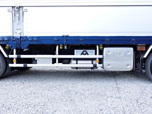 クオン ２００番　大型　アルミウイングアルミウィング　２デフ　積載１３．７ｔ　ＥＴＣ　キーレス　左電動格納ミラー　左右電動角度調整ミラー　バックカメラ　後輪エアサス　ベット　車検証サイズ１１９９×２４９高３７９　荷台内寸９６５×２４０高２６３（20枚目）