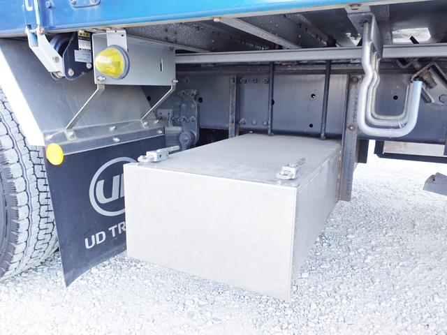 クオン ２００番　大型　アルミウイングアルミウィング　２デフ　積載１３．７ｔ　ＥＴＣ　キーレス　左電動格納ミラー　左右電動角度調整ミラー　バックカメラ　後輪エアサス　ベット　車検証サイズ１１９９×２４９高３７９　荷台内寸９６５×２４０高２６３（26枚目）