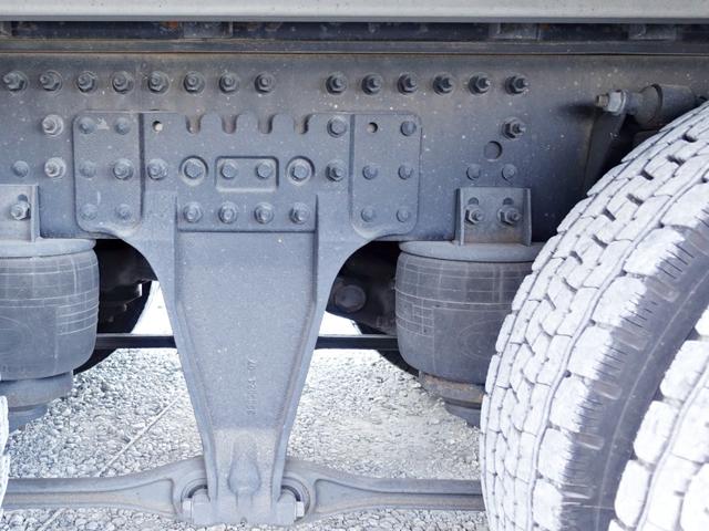 クオン ２００番　大型　アルミウイングアルミウィング　２デフ　積載１３．７ｔ　ＥＴＣ　キーレス　左電動格納ミラー　左右電動角度調整ミラー　バックカメラ　後輪エアサス　ベット　車検証サイズ１１９９×２４９高３７９　荷台内寸９６５×２４０高２６３（27枚目）