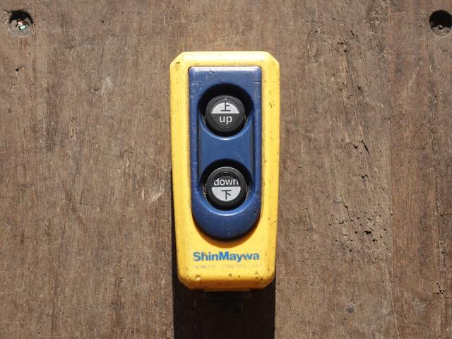 フォワード ４６６番　格納パワーゲート１ｔ　積載２７５０ｋｇ　ワイド　アルミウイングアルミウィング　ＥＴＣ　キーレス　左電動格納ミラー　左右電動角度調整ミラー　バックカメラ　車検証サイズ８３０×２４９高３５４　荷台内寸６２４×２４０高２４０（18枚目）