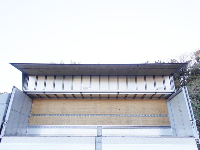 プロフィア ５４９番　積載１３．７ｔ　２デフ　大型　アルミウイングアルミウィング　左電動格納ミラー　左右電動角度調整ミラー　バックカメラ　集中ドアロック有り　後輪エアサス　ベット　車検証サイズ１１９８×２４９高３７９　荷台内寸９６７×２４０高２６６（16枚目）