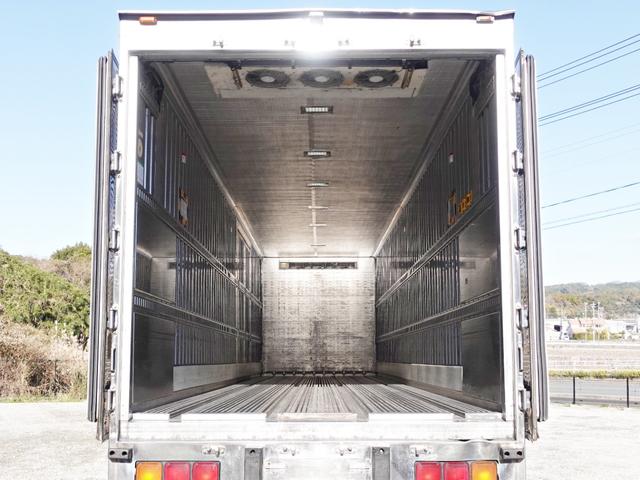 ギガ ４６１番　マニュアル７速　大型　積載１２．４ｔ　－３２度　低温　冷蔵冷凍　スタンバイ　２エバ　２デフ　左電動格納ミラー　集中ドアロック有り　後輪エアサス　ベット　車検証サイズ１１９７×２４９高３７９　荷台内寸９３６×２２７高２３９（10枚目）