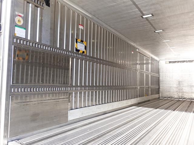 ギガ ４６１番　マニュアル７速　大型　積載１２．４ｔ　－３２度　低温　冷蔵冷凍　スタンバイ　２エバ　２デフ　左電動格納ミラー　集中ドアロック有り　後輪エアサス　ベット　車検証サイズ１１９７×２４９高３７９　荷台内寸９３６×２２７高２３９（11枚目）