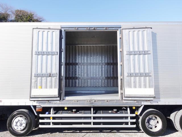 ギガ ４６１番　マニュアル７速　大型　積載１２．４ｔ　－３２度　低温　冷蔵冷凍　スタンバイ　２エバ　２デフ　左電動格納ミラー　集中ドアロック有り　後輪エアサス　ベット　車検証サイズ１１９７×２４９高３７９　荷台内寸９３６×２２７高２３９（15枚目）