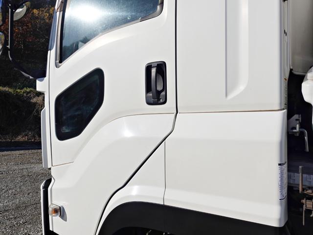 ギガ ４６１番　マニュアル７速　大型　積載１２．４ｔ　－３２度　低温　冷蔵冷凍　スタンバイ　２エバ　２デフ　左電動格納ミラー　集中ドアロック有り　後輪エアサス　ベット　車検証サイズ１１９７×２４９高３７９　荷台内寸９３６×２２７高２３９（17枚目）