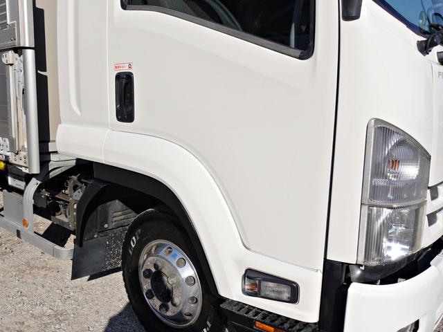 フォワード ５０８番　後輪エアサス　跳上パワーゲート１ｔ　ワイド　アルミウイングアルミウィング　積載２３５０ｋｇ　燃料合計３００Ｌ　ＥＴＣ　キーレス　左電動格納ミラー　バックカメラ　ベット　車検証サイズ８７５×２４９高３５８　荷台内寸６２３×２３９高２４１（6枚目）