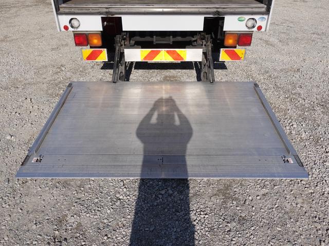 フォワード ５０８番　後輪エアサス　跳上パワーゲート１ｔ　ワイド　アルミウイングアルミウィング　積載２３５０ｋｇ　燃料合計３００Ｌ　ＥＴＣ　キーレス　左電動格納ミラー　バックカメラ　ベット　車検証サイズ８７５×２４９高３５８　荷台内寸６２３×２３９高２４１（12枚目）