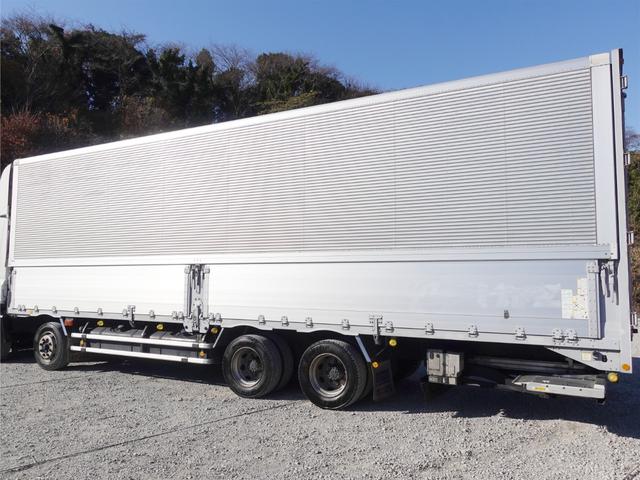 ギガ ２８４番マニュアル７速　積載１３．５ｔ　格納パワーゲート１ｔ　大型　アルミウイングアルミウィング　ＥＴＣ　左電動格納ミラー　バックカメラ　集中ドアロック有り　後輪エアサス　ベット　２デフ　車検証サイズ１１９４×２４９高３７８　荷台内寸９６１×２４０高２６５（11枚目）