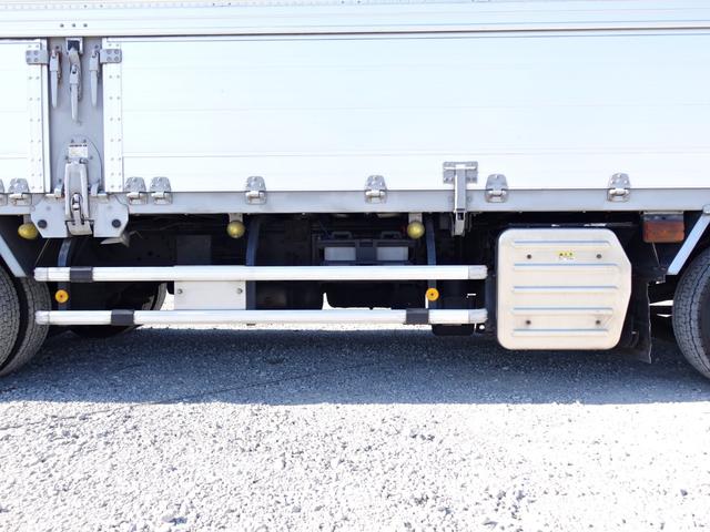 ギガ ２８４番マニュアル７速　積載１３．５ｔ　格納パワーゲート１ｔ　大型　アルミウイングアルミウィング　ＥＴＣ　左電動格納ミラー　バックカメラ　集中ドアロック有り　後輪エアサス　ベット　２デフ　車検証サイズ１１９４×２４９高３７８　荷台内寸９６１×２４０高２６５（20枚目）