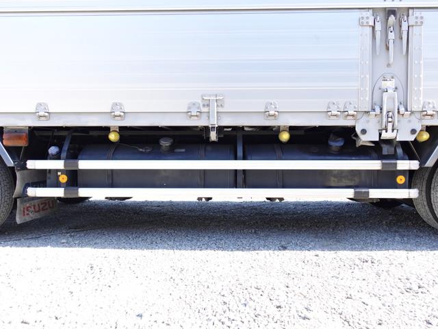 ギガ ２８４番マニュアル７速　積載１３．５ｔ　格納パワーゲート１ｔ　大型　アルミウイングアルミウィング　ＥＴＣ　左電動格納ミラー　バックカメラ　集中ドアロック有り　後輪エアサス　ベット　２デフ　車検証サイズ１１９４×２４９高３７８　荷台内寸９６１×２４０高２６５（23枚目）