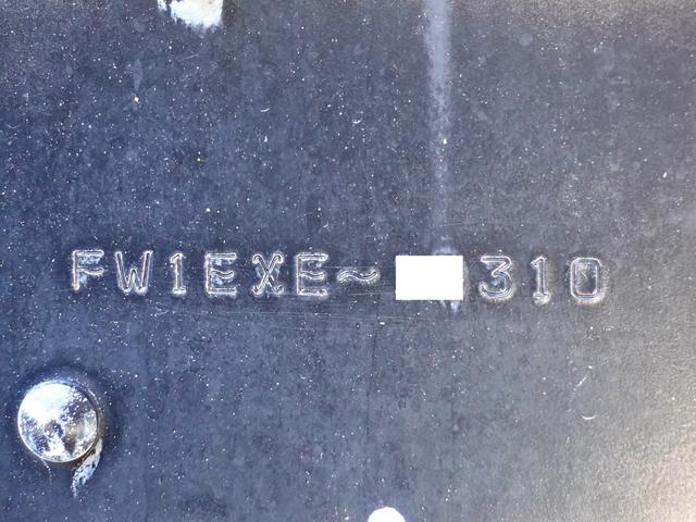 プロフィア １０１番　マニュアル７速　積載１３．２ｔ　アルミウイング　アルミウィング　大型　ＥＴＣ　左電動格納ミラー　左右電動角度調整ミラー　バックカメラ　集中ドアロック有り　後輪エアサス　ベット　車検証サイズ１１９８×２４９高３７８　荷台内寸９６７×２３９高２６３（16枚目）