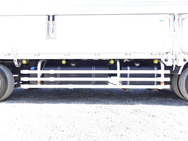 プロフィア １０１番　マニュアル７速　積載１３．２ｔ　アルミウイング　アルミウィング　大型　ＥＴＣ　左電動格納ミラー　左右電動角度調整ミラー　バックカメラ　集中ドアロック有り　後輪エアサス　ベット　車検証サイズ１１９８×２４９高３７８　荷台内寸９６７×２３９高２６３（21枚目）