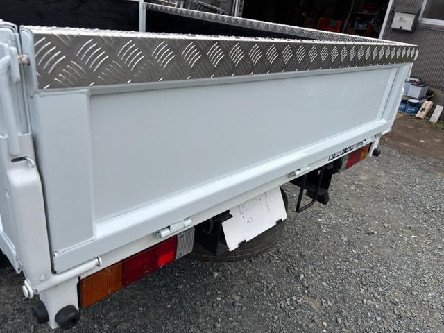 キャンター Wキャブ 低床 積載量1700kg 荷台内寸211×161cm 自社カスタム メッキパーツ 外装再塗装済み(9枚目)