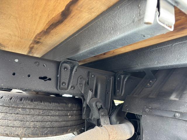 キャンター Wキャブ 低床 積載量1700kg 荷台内寸211×161cm 自社カスタム メッキパーツ 外装再塗装済み(13枚目)