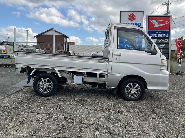 ハイゼットトラック 　エクストラ　４ＷＤ　４輪駆動　５速マニュアル　ＭＴ　ナビ　社外アルミホイール　エアコン　パワーウィンドウ　スーパーデフロック　集中ドアロック　ＥＸＴ　Ｂｌｕｅｔｏｏｔｈ　スペアキー　純正ゴムマット（6枚目）