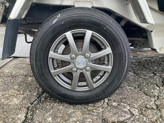 ハイゼットトラック 　エクストラ　４ＷＤ　４輪駆動　５速マニュアル　ＭＴ　ナビ　社外アルミホイール　エアコン　パワーウィンドウ　スーパーデフロック　集中ドアロック　ＥＸＴ　Ｂｌｕｅｔｏｏｔｈ　スペアキー　純正ゴムマット（26枚目）