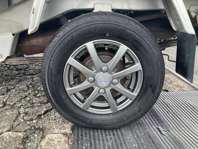 ハイゼットトラック 　エクストラ　４ＷＤ　４輪駆動　５速マニュアル　ＭＴ　ナビ　社外アルミホイール　エアコン　パワーウィンドウ　スーパーデフロック　集中ドアロック　ＥＸＴ　Ｂｌｕｅｔｏｏｔｈ　スペアキー　純正ゴムマット（29枚目）