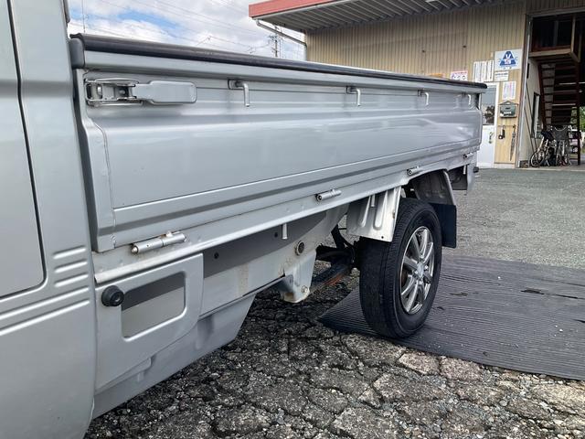 ハイゼットトラック 　エクストラ　４ＷＤ　４輪駆動　５速マニュアル　ＭＴ　ナビ　社外アルミホイール　エアコン　パワーウィンドウ　スーパーデフロック　集中ドアロック　ＥＸＴ　Ｂｌｕｅｔｏｏｔｈ　スペアキー　純正ゴムマット（31枚目）