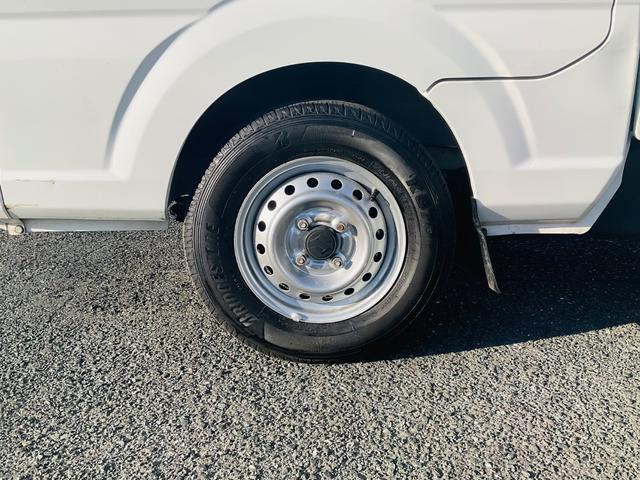 キャリイトラック 　軽トラック　３０，０００キロ！　ミッション　エアコン　運転席エアバッグ　助手席エアバッグ　５速ＭＴ　三方開　整備／点検記録簿あり　禁煙車　車検整備付き　修復歴なし　室内掃除済み　パワステ（6枚目）