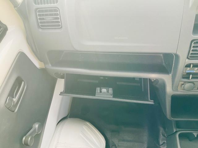 キャリイトラック 　軽トラック　３０，０００キロ！　ミッション　エアコン　運転席エアバッグ　助手席エアバッグ　５速ＭＴ　三方開　整備／点検記録簿あり　禁煙車　車検整備付き　修復歴なし　室内掃除済み　パワステ（7枚目）