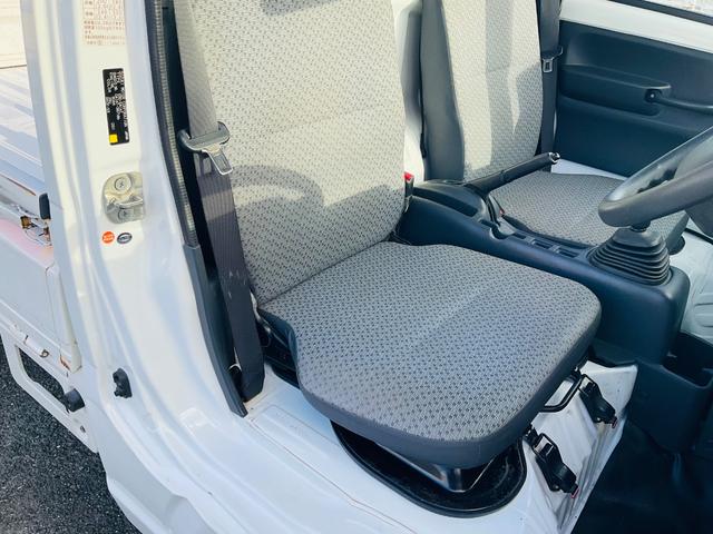 キャリイトラック 　軽トラック　３０，０００キロ！　ミッション　エアコン　運転席エアバッグ　助手席エアバッグ　５速ＭＴ　三方開　整備／点検記録簿あり　禁煙車　車検整備付き　修復歴なし　室内掃除済み　パワステ（57枚目）