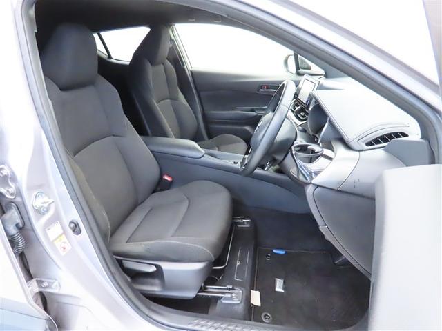 シンプルながら座り心地の良いシートです。　ホールド感も良いので長いドライビングでも疲れにくいですよ。