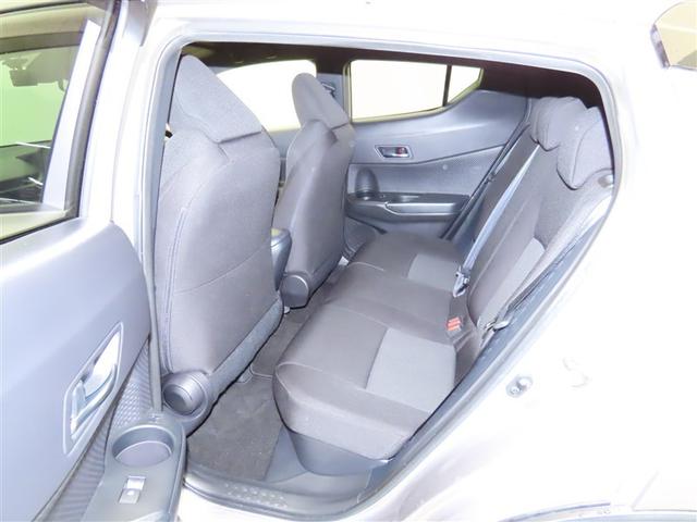 後席は、膝元に十分なスペースを確保しています！