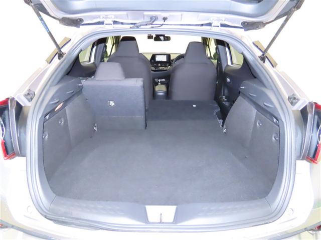 セカンドシートは分割できますよ！　アウトドアグッズもお任せですよ！