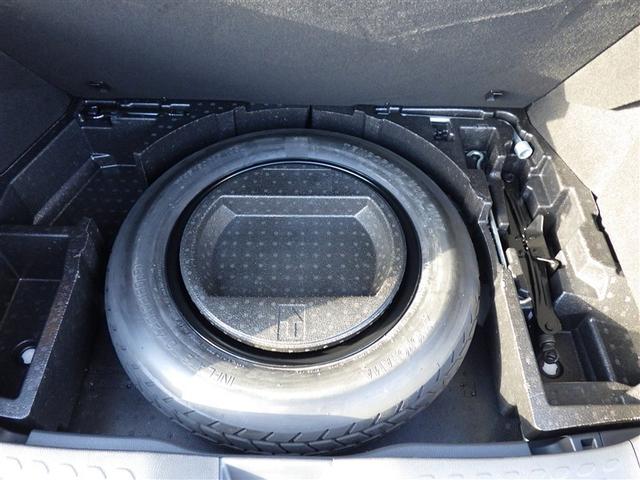 万一の時にスペアタイヤがあると安心ですね！車載工具もしっかり装備しています。