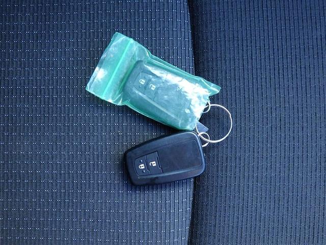 スマートキーで鍵を取り出さなくてもドアロックの施錠・解錠ができて、エンジンもかけれますよ☆★
