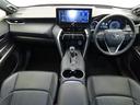 落ち着いた色使いの運転席周り。上品な色使いで飽きの来ないすっきりとしたデザインがいいですネ。
