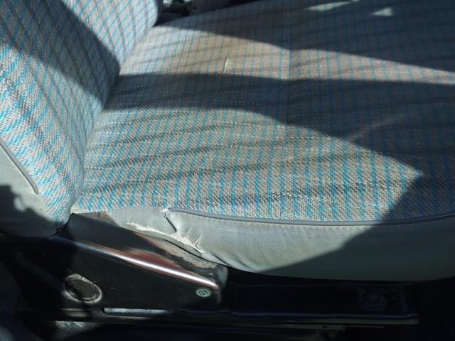 運転席にほころびがあります。