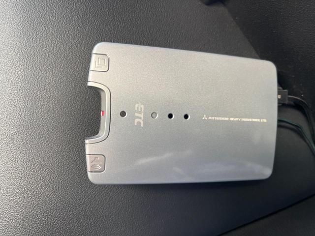 20G フルセグナビ 禁煙車 バックカメラ ETC スマートキー ヘッドレストモニター 純正17インチアルミホイール デュアルオートエアコン スマートキー(6枚目)