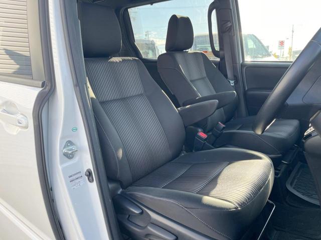 ヴォクシー ＺＳ　禁煙　７人乗り　両側電動スライド　衝突軽減　ＢＩＧ－Ｘ９型ナビ　後席モニター　バックカメラ　ＥＴＣ　クルコン　オートハイビーム　オートライト　デュアルエアコン　純正アルミ　Ｂｌｕｅｔｏｏｔｈ（8枚目）